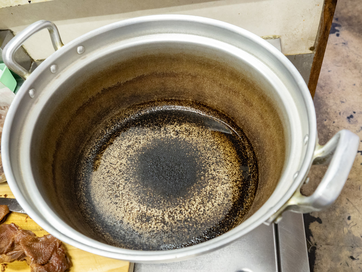 坂本の煮鶏を煮込む鍋