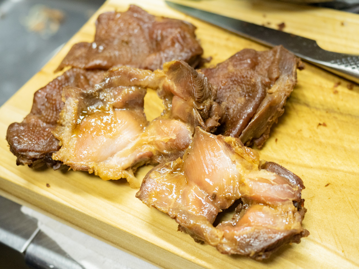 坂本の煮鶏(皮をむいたところ)