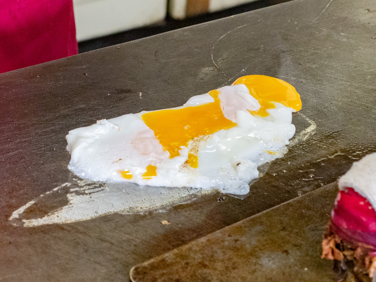 肉玉ライスの調理(目玉焼きを焼く)