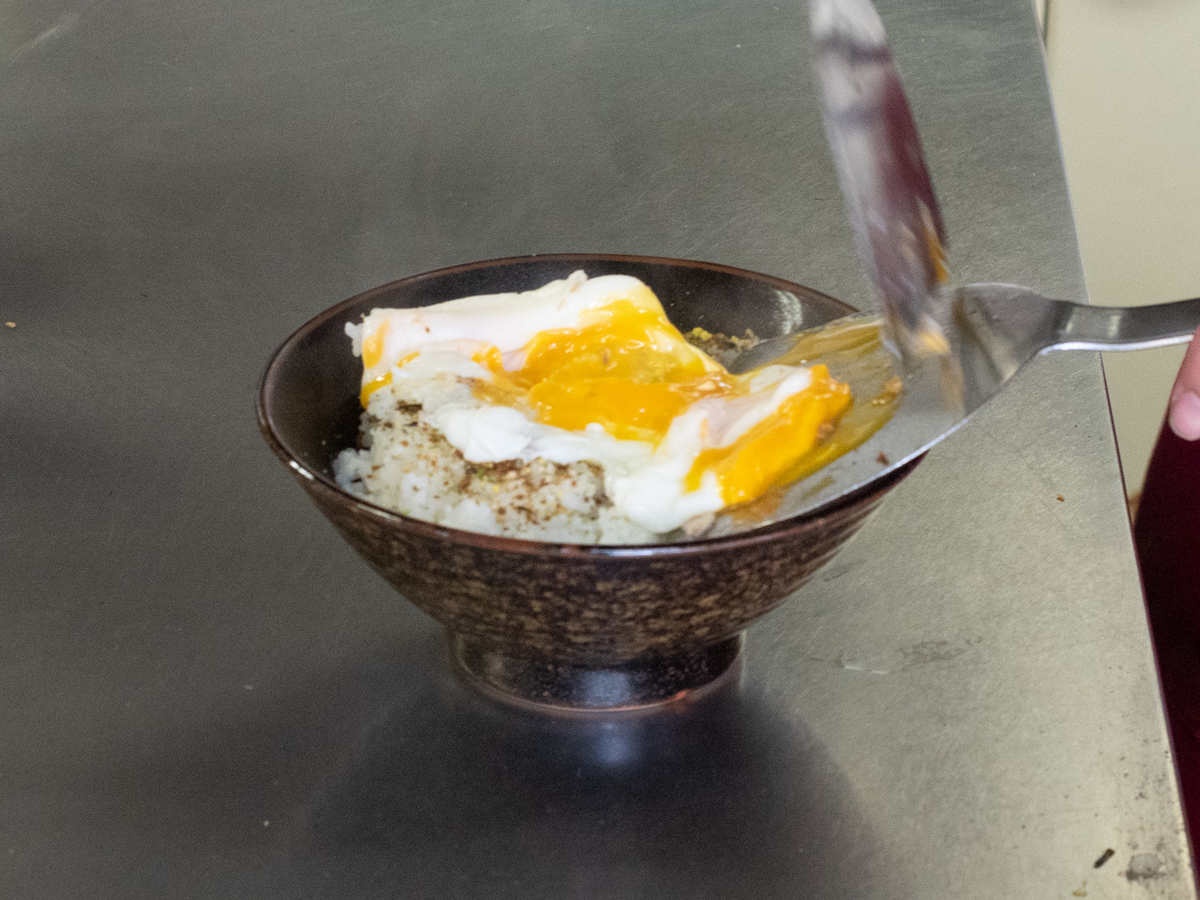 肉玉ライスの調理(目玉焼きをごはんに乗せる)