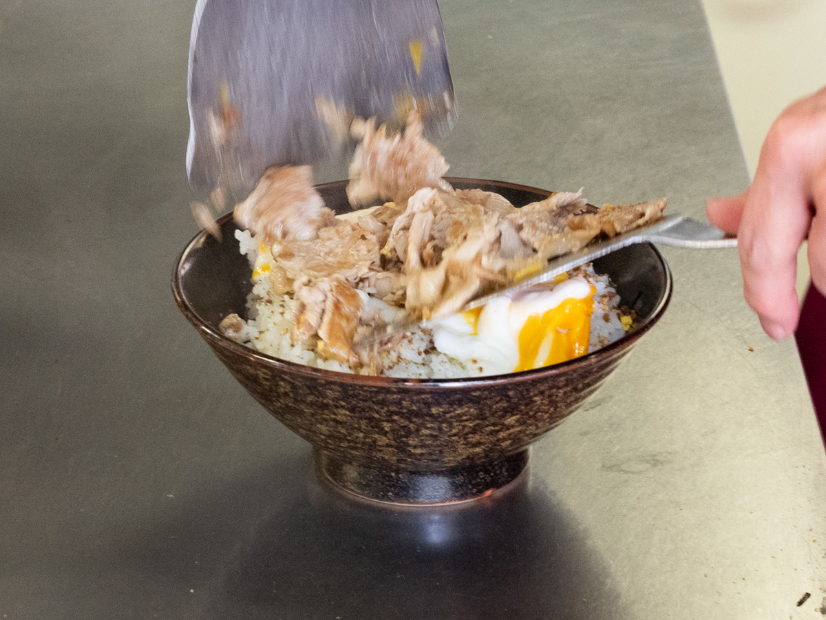 肉玉ライスの調理(豚肉を乗せる)