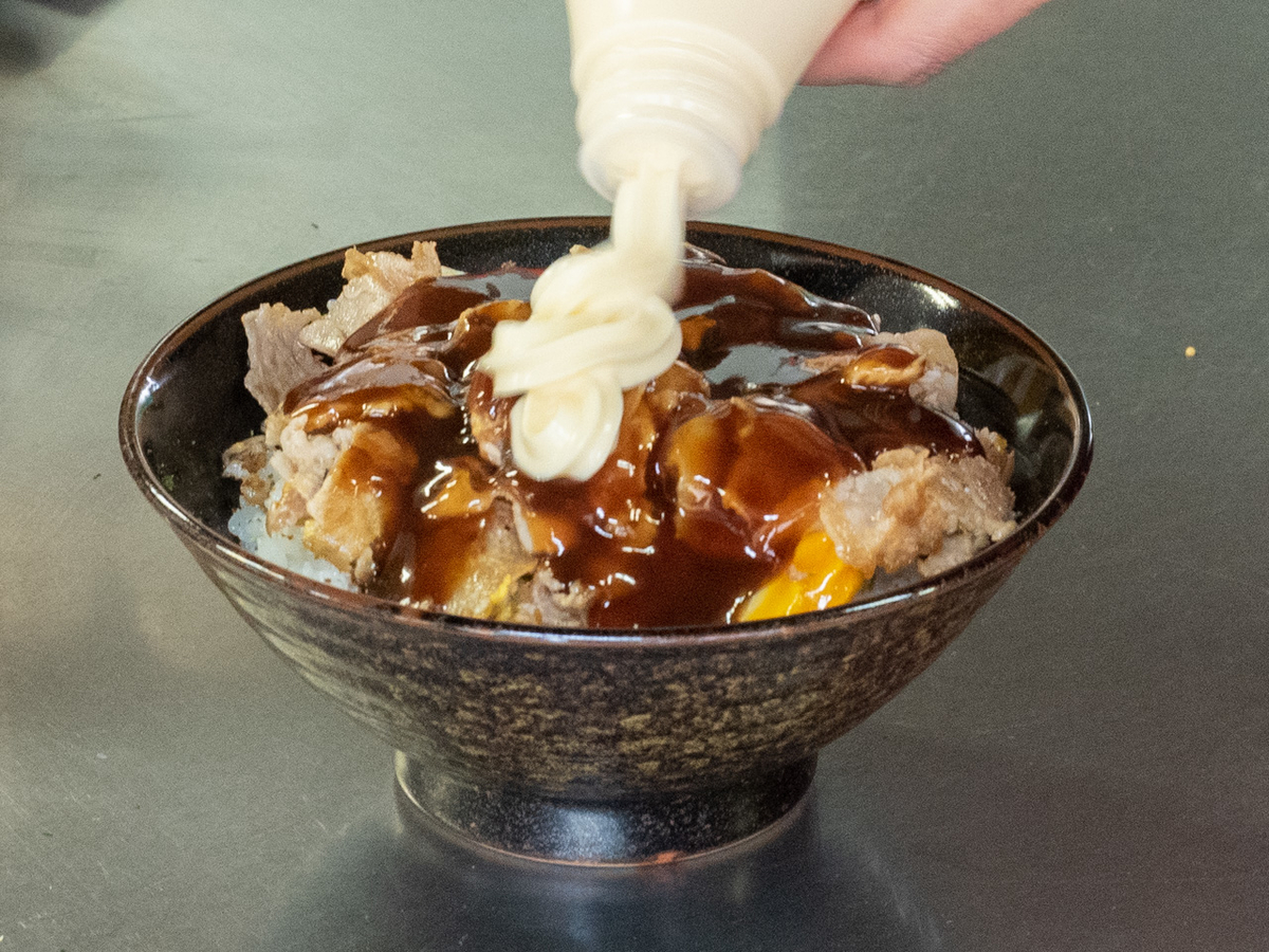 肉玉ライスの調理(マヨネーズをかける)