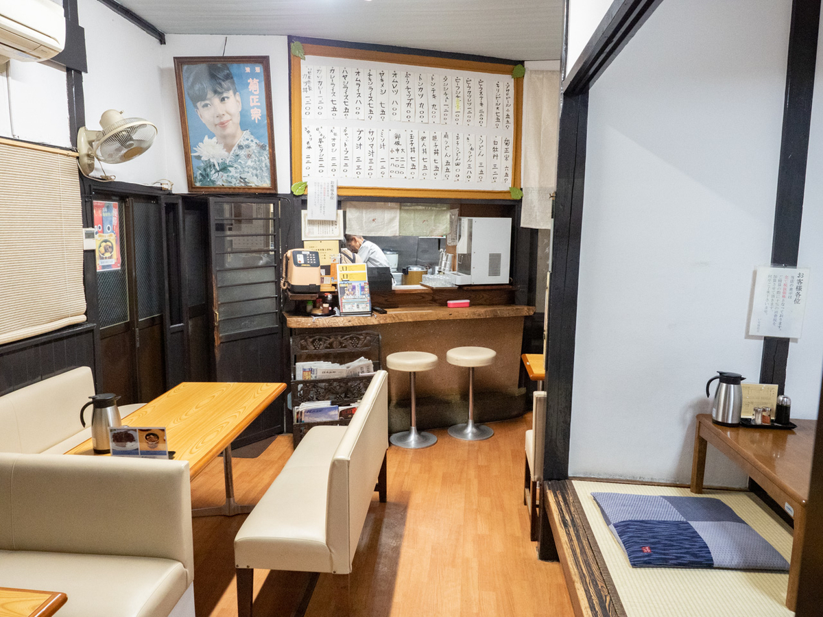 いせ屋の店内