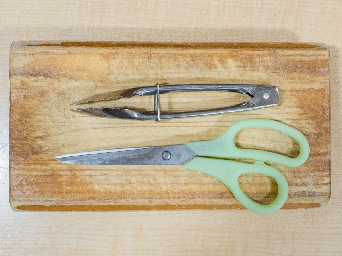 あきちゃんのホルモン天ぷら用のトングとハサミ