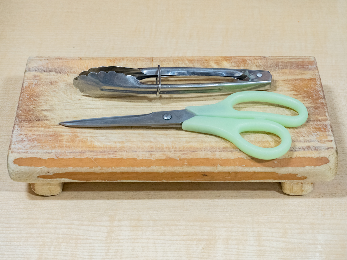 あきちゃんのホルモン天ぷら用のトングとハサミ