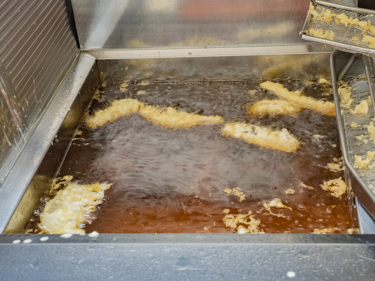 あきちゃんのホルモン天ぷらを揚げているところ