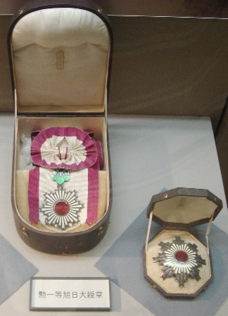 日本 明治期勲一等旭日勲章 - 徽章はバッジにしてピン