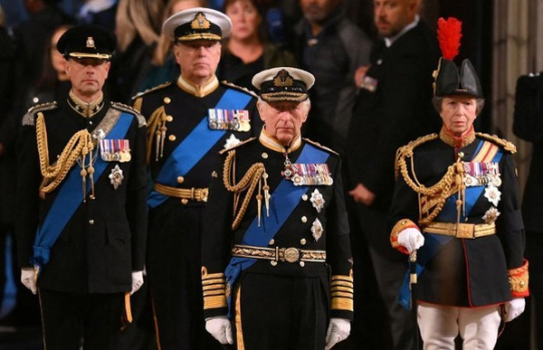 イギリス チャールズ新国王の勲章 ～エリザベス女王葬儀に見るイギリス