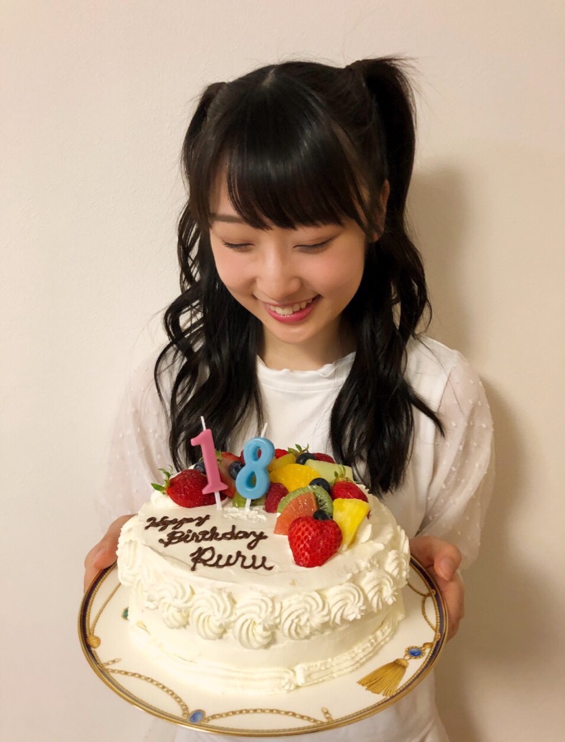 f:id:baka551:20190616180314j:plain:h420 誕生日を祝ってもらったるるちゃん(公式ブログ)。