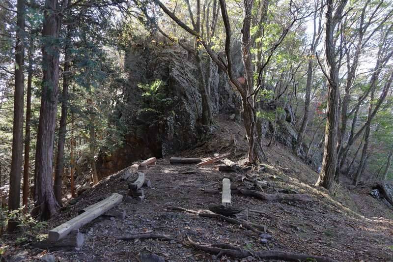 雷神岳神社広場。左折して登っていきます。