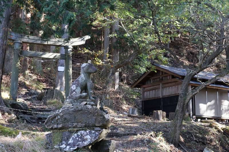 鳥居と狛犬。ここで一踏ん張りで登っていきます。