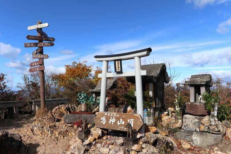 山頂へ。少し狭いですが360度の大パノラマが楽しめます。