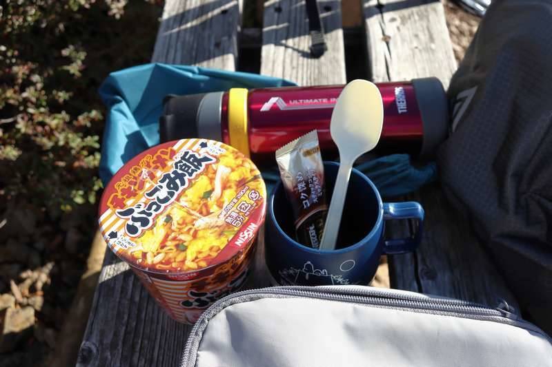 眺望を十分に楽しんだらメシだ!メシ!ぶっこみ飯!!