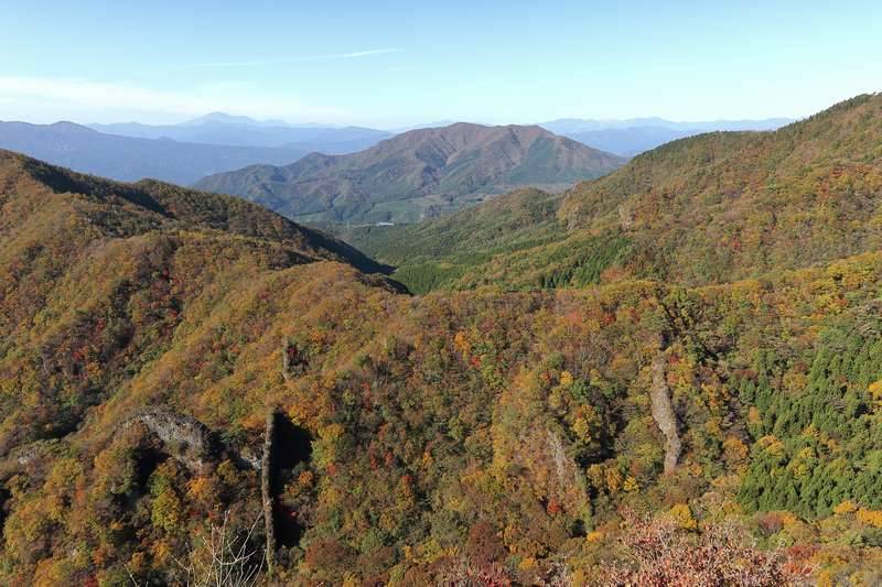 名残惜しいですが山頂を目指すため降りて先へ進みます。