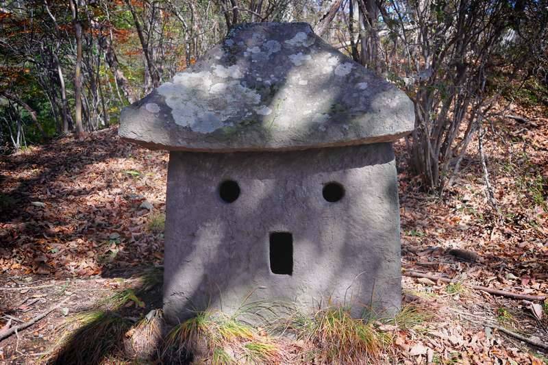 牛十二の石祠。なぜこんなデザインなのかは不明です(?)。