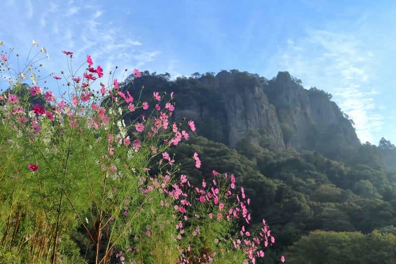 舗装路を歩きながらこれから登る岩峰に期待を膨らませます。