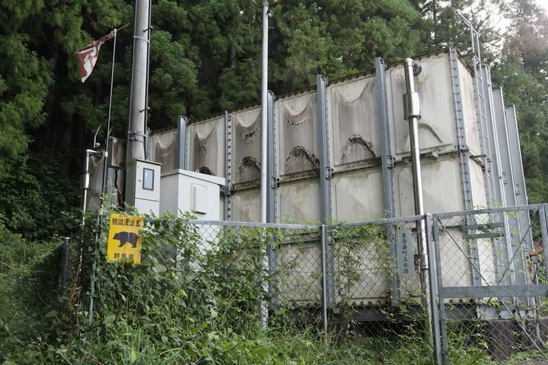 水道施設を抜けると登山口へ。