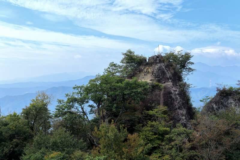 先ほど登ってきた山頂を遠くから眺めます。