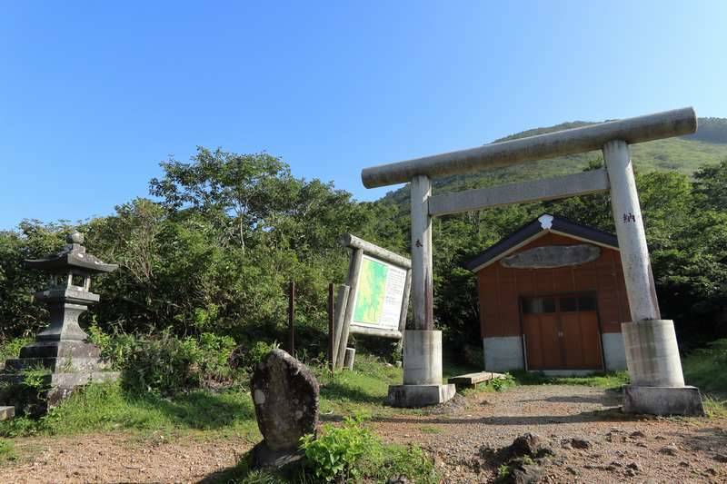 避難小屋を兼ねた御坂三社神社へ。