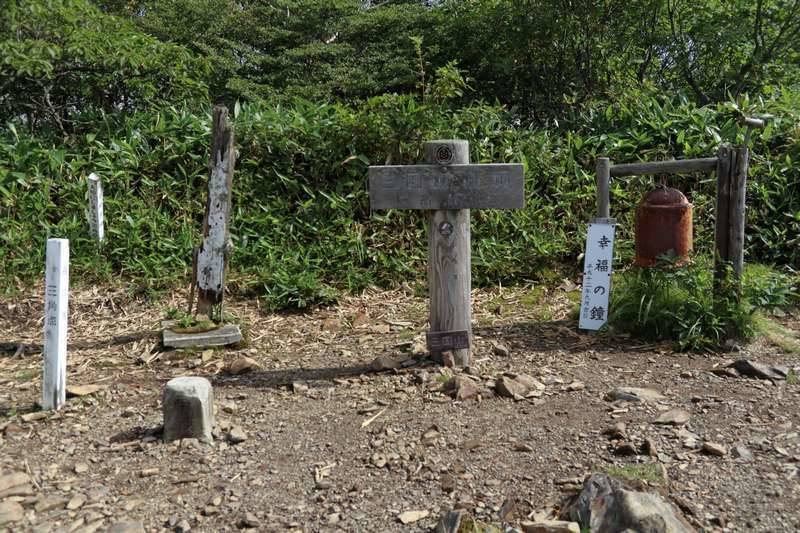 山頂へ。狭いので人が居る時は手短に。