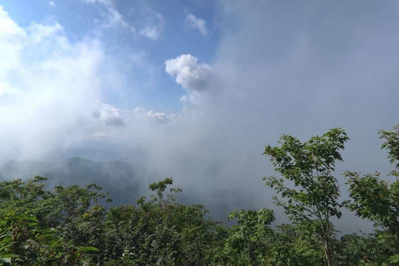 この日は雲に覆われて眺望はイマイチ。