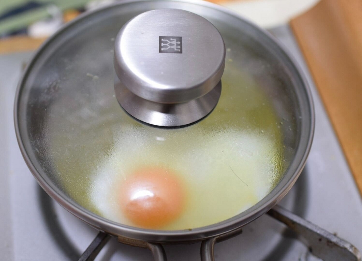 ポヴェレッロ（貧乏人のパスタ）,目玉焼き