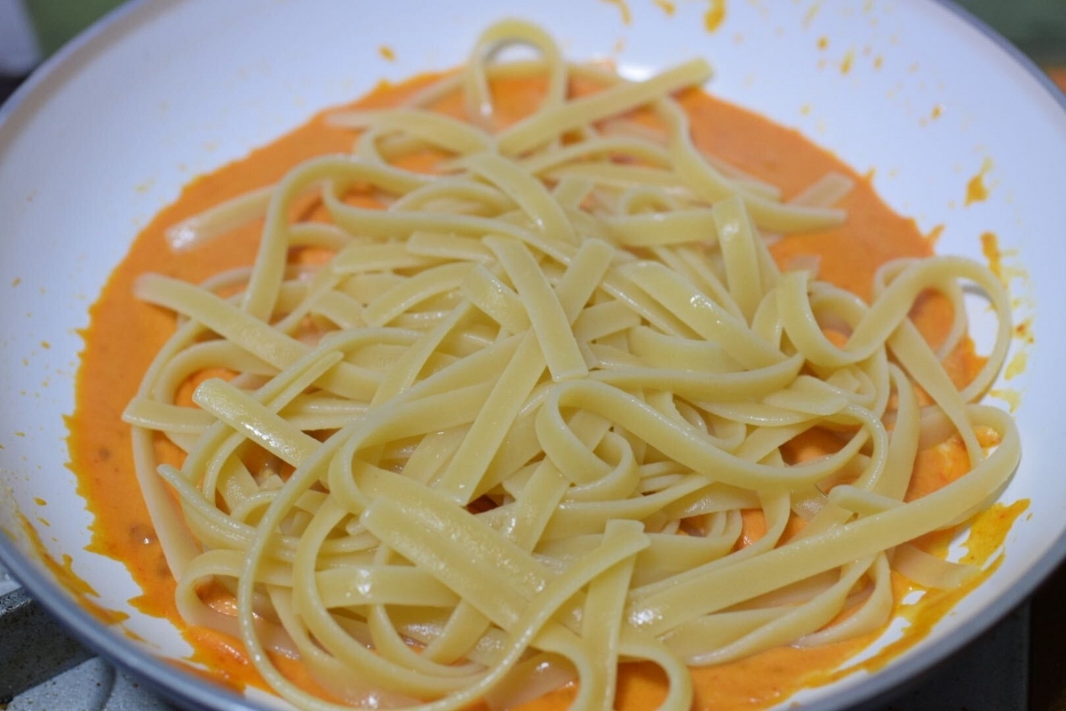 トマトクリームパスタ