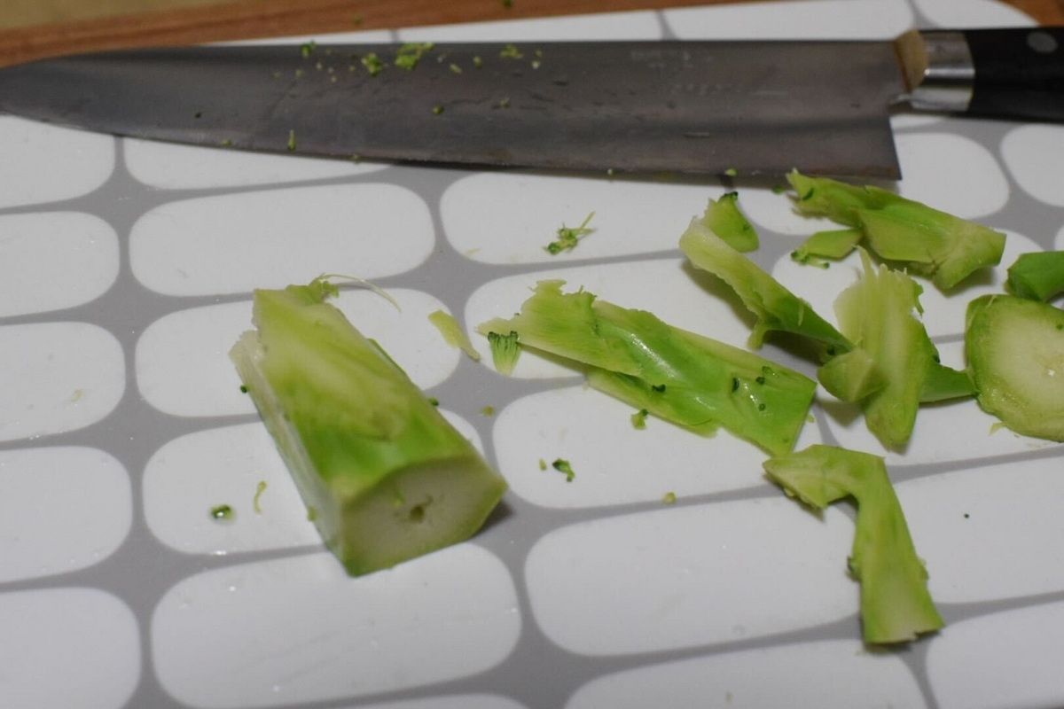 太陽の塔みたいな茎の周りを切る