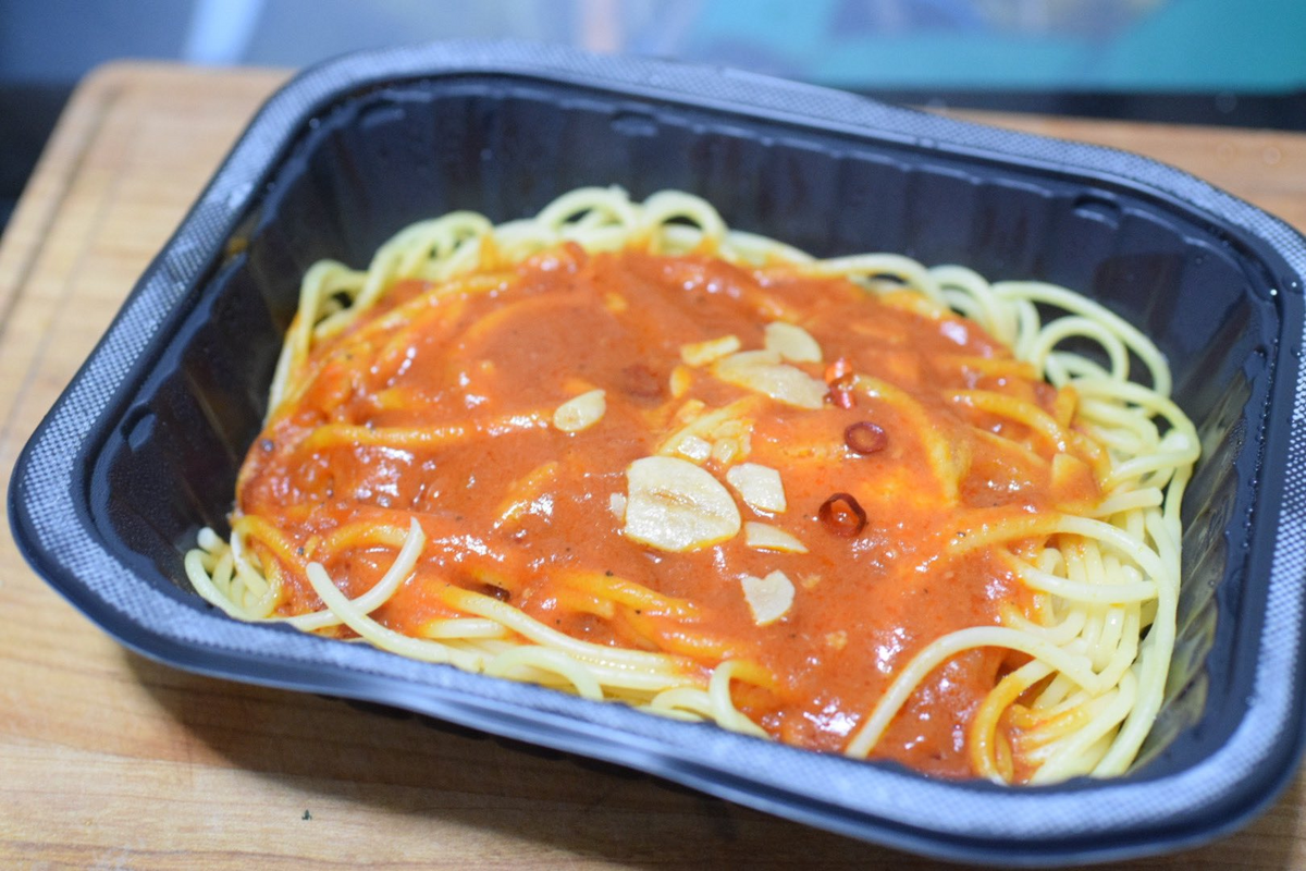 セブンイレブンで買えるカプリチョーザのトマトとニンニクのスパゲッティ