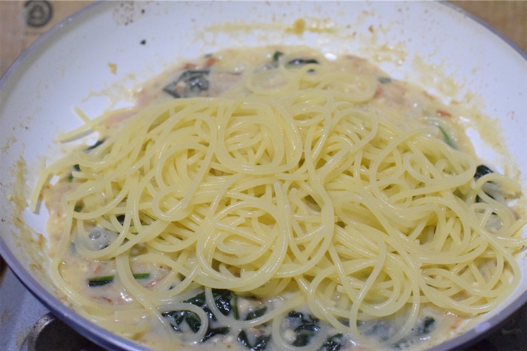 ツナ缶とほうれん草のクリームパスタ