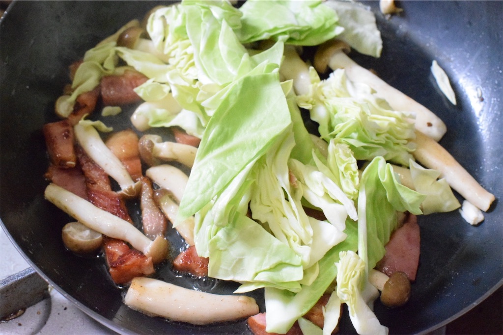 春キャベツとベーコンとキノコの和風バター醤油パスタ