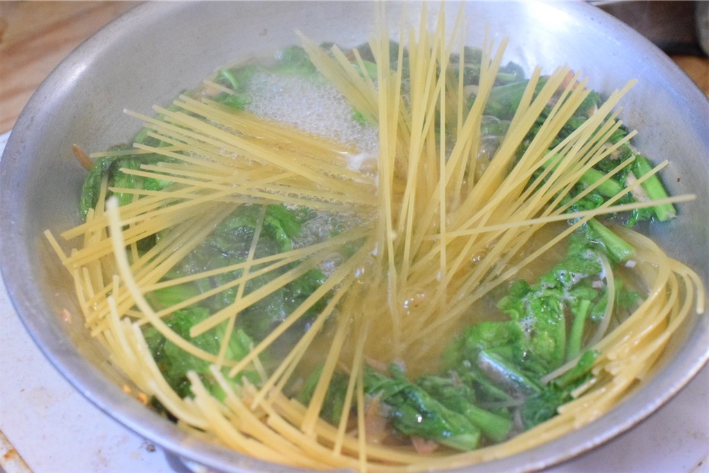 菜の花とアンチョビのペペロンチーノ