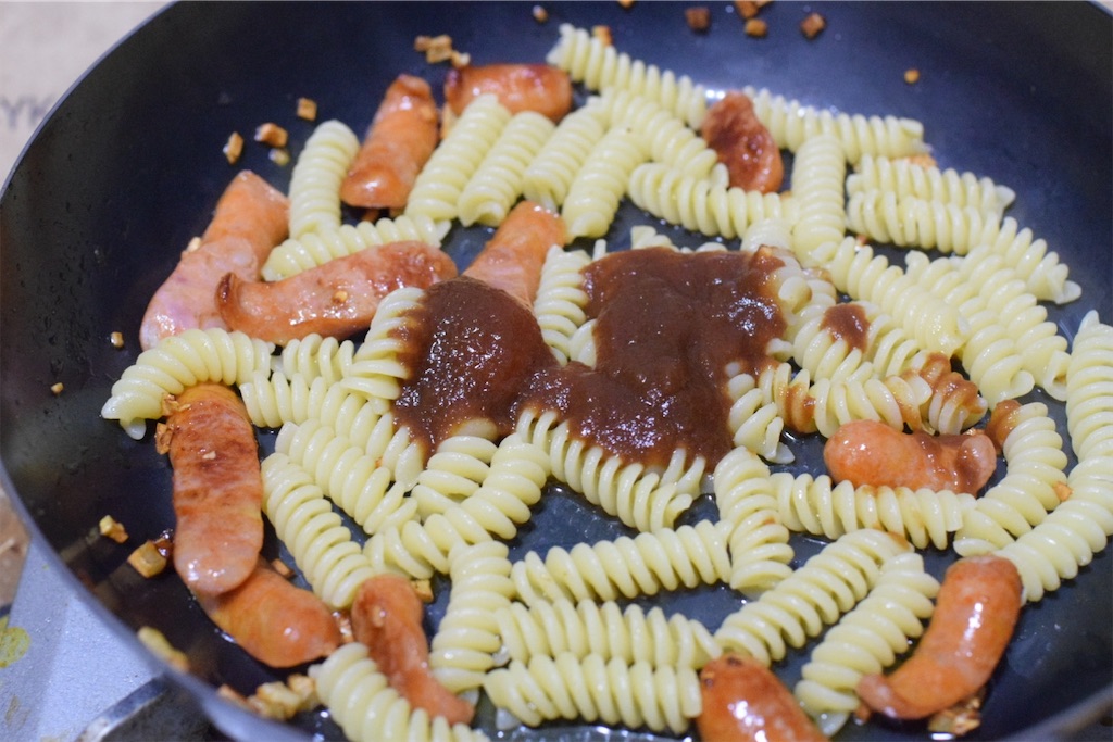 ショートパスタのピリ辛ナポリタン