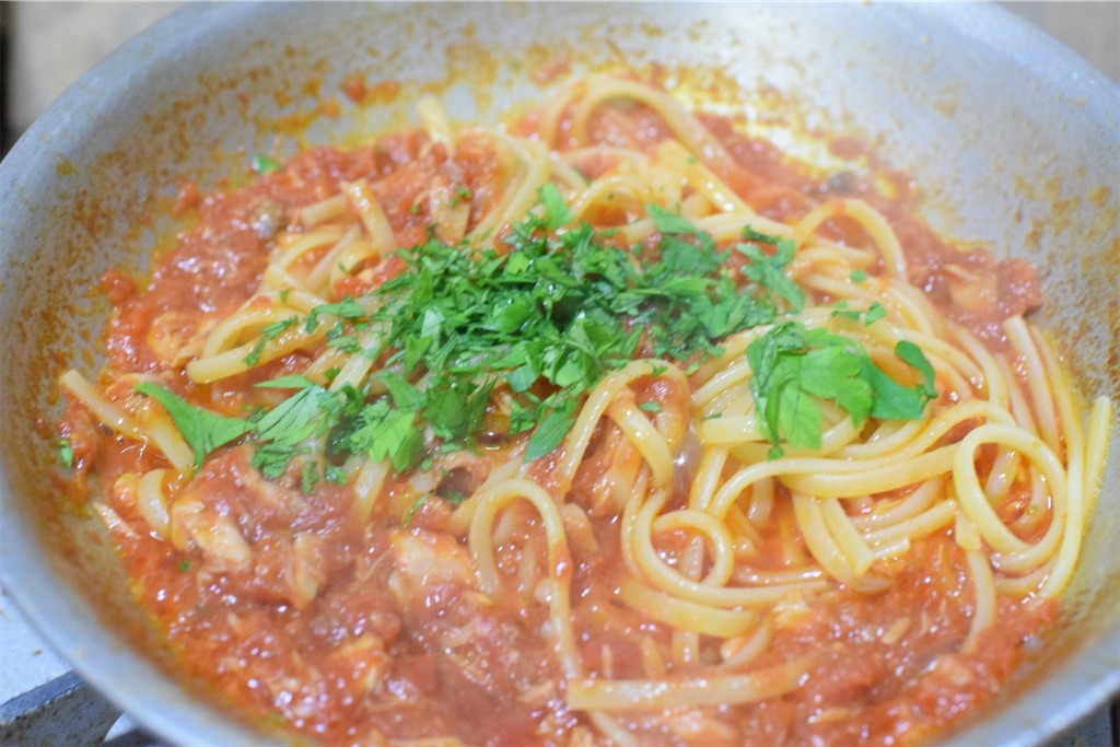 ツナ缶とトマト缶のパスタのレシピ