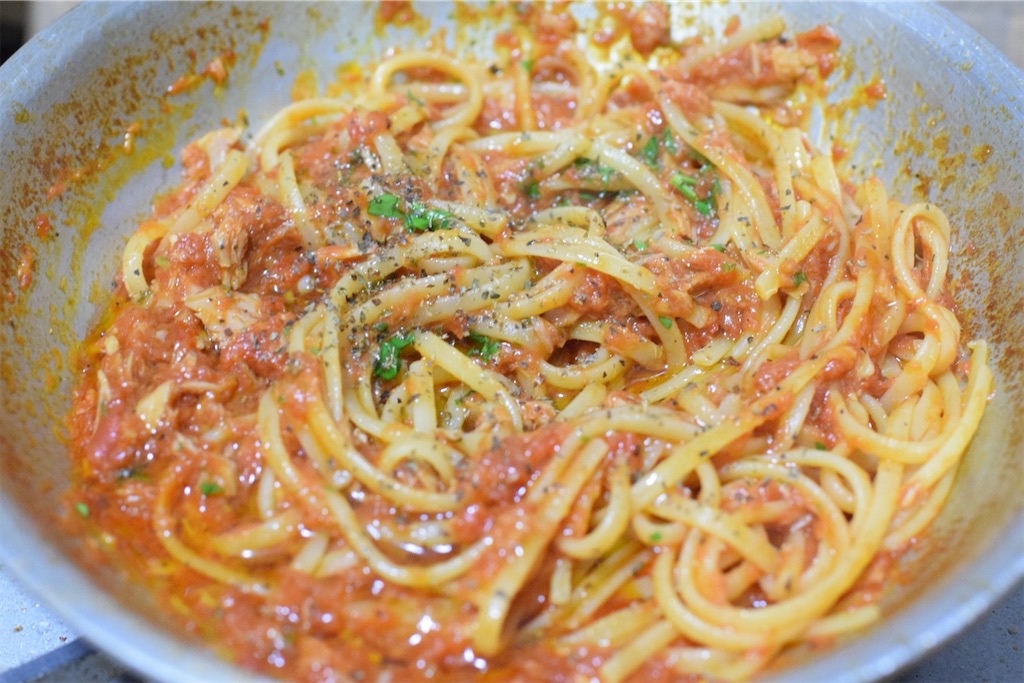 ツナ缶とトマト缶のパスタのレシピ