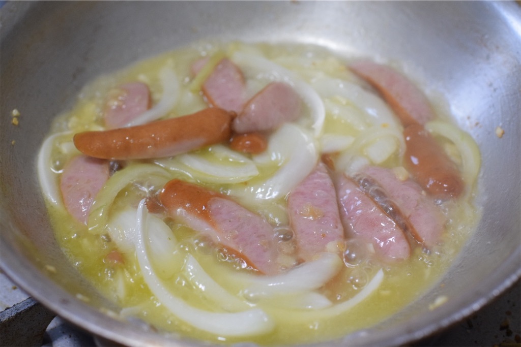 ソーセージと玉ねぎのペペロンチーノ