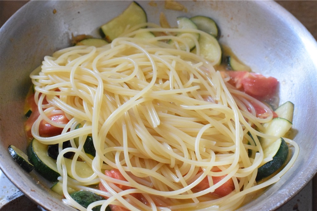 ズッキーニとトマトのパスタの材料