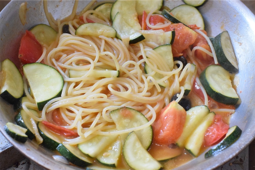 ズッキーニとトマトのパスタの材料