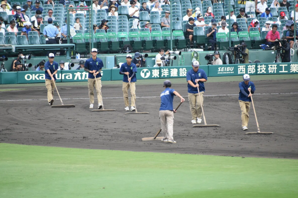 2023年、阪神園芸のトンボかけ