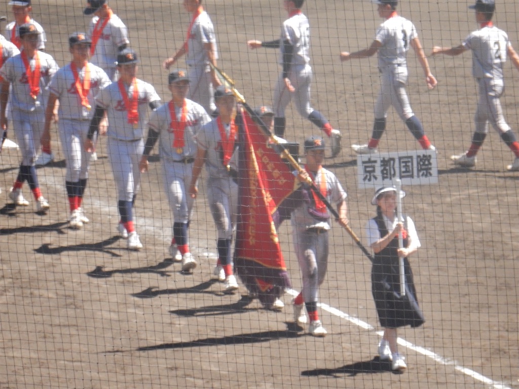 甲子園、深紅の大優勝旗〜燃え尽きた夏を照らす永遠の到達点 - ベース