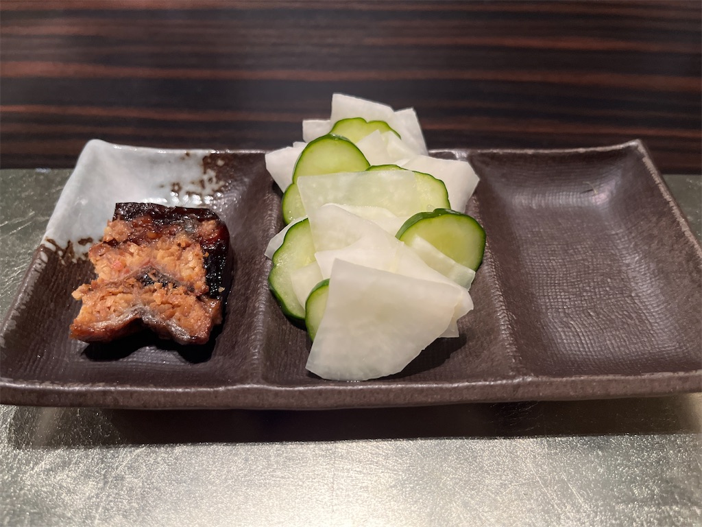お漬物と鰻の煮こごりと、擦りおろしたばかりの山葵。