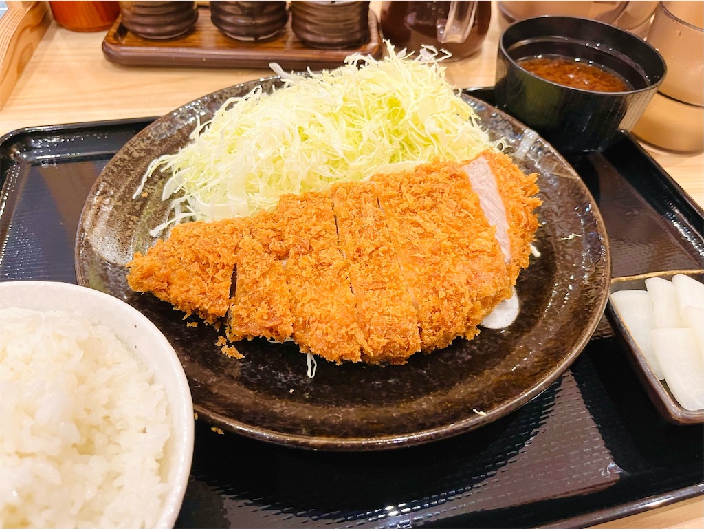 とんかつまるや/新宿壱番街,厚切りロースかつ定食 1400円