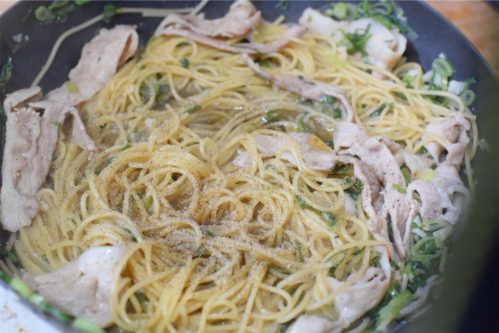 塩豚カルビパスタ〜九条ネギの中華風スパゲティ