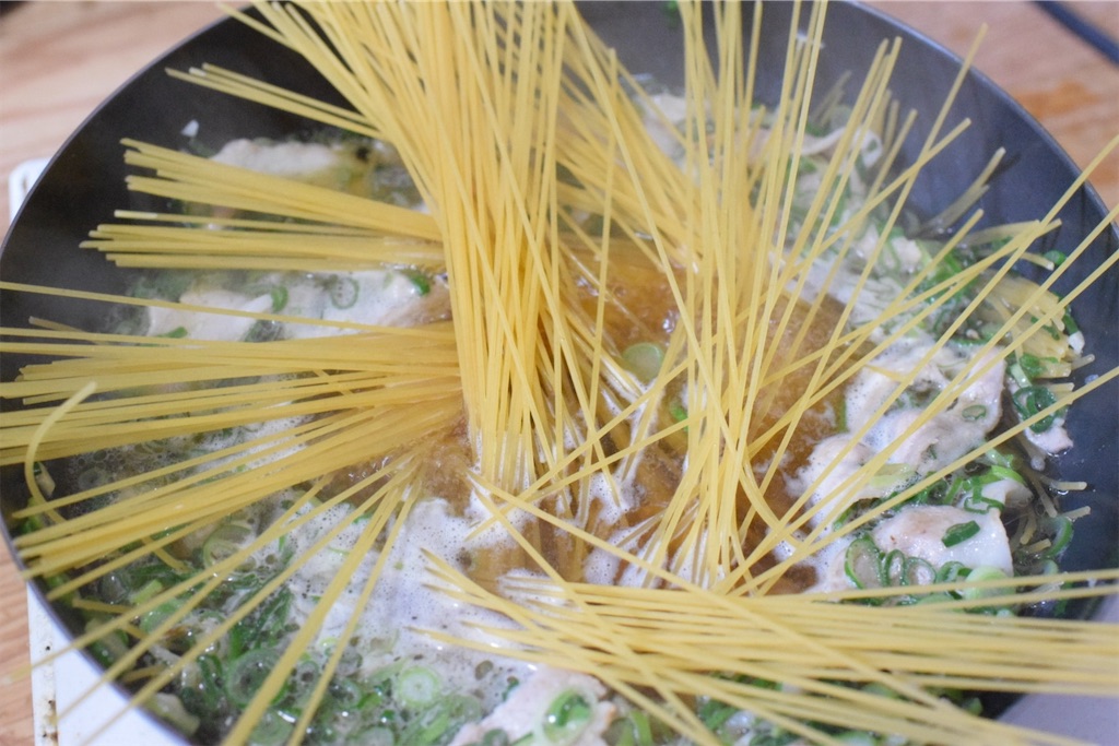 塩豚カルビパスタ〜九条ネギの中華風スパゲティ