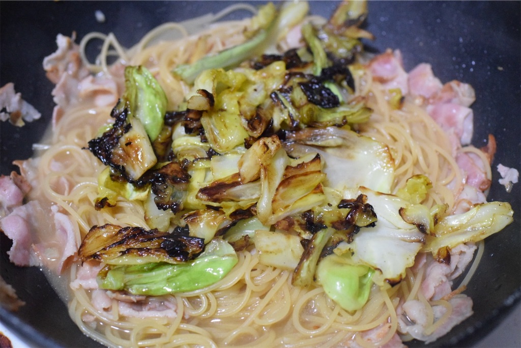 キャベツとベーコンのパスタ、アンチョビとともに