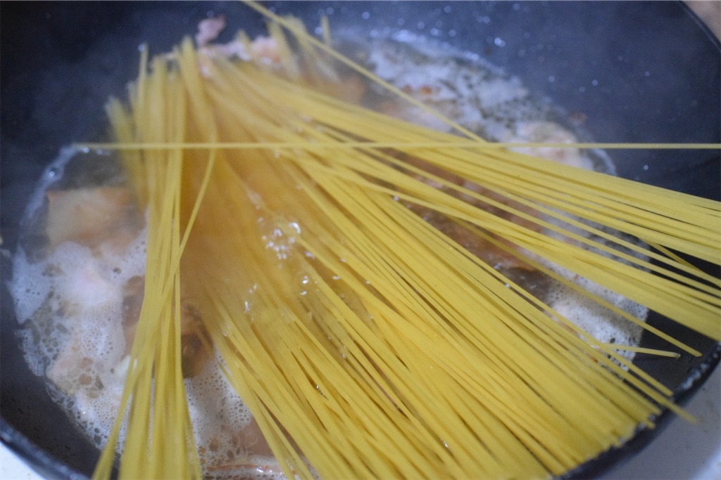 キャベツとベーコンのパスタ、アンチョビとともに