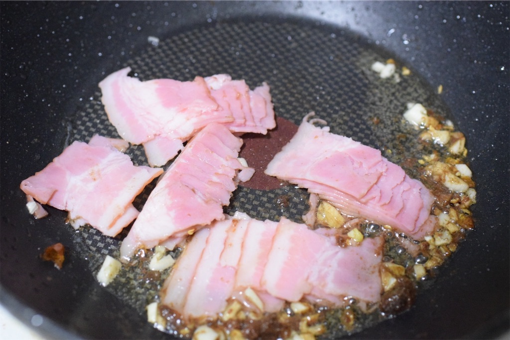 キャベツとベーコンのパスタ、アンチョビとともに