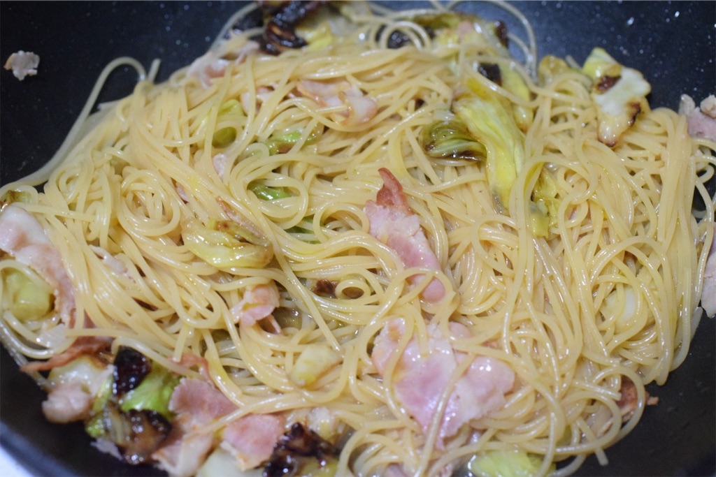 キャベツとベーコンのパスタ、アンチョビとともに