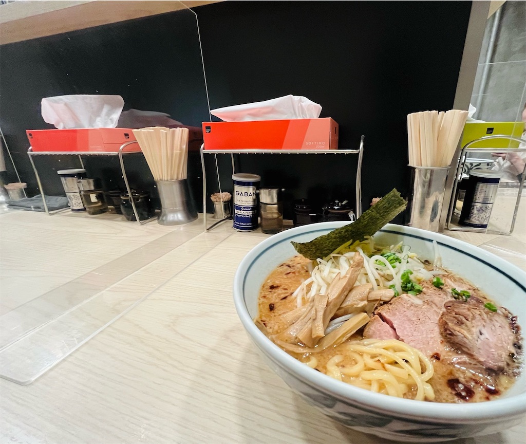 変わり続ける街で、変わらない旨さ〜「らーめん はな火屋」が守るラーメンの流儀