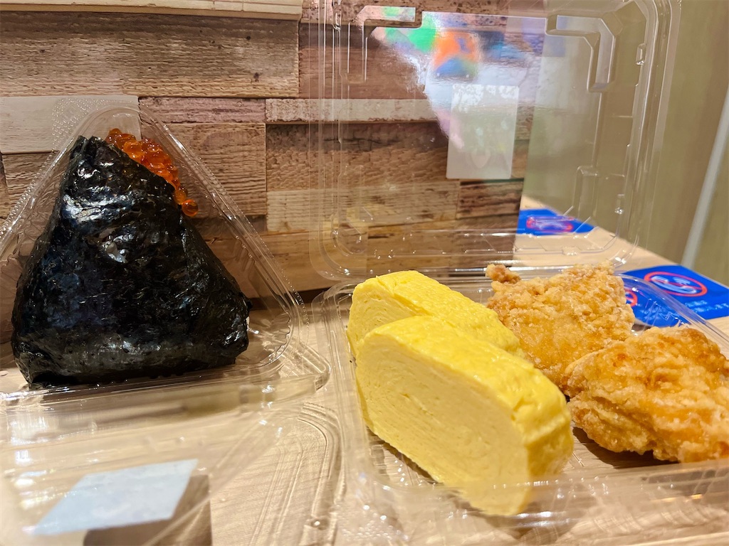 「おむすび米屋の太郎」新宿センタービル、いくら、お惣菜セット